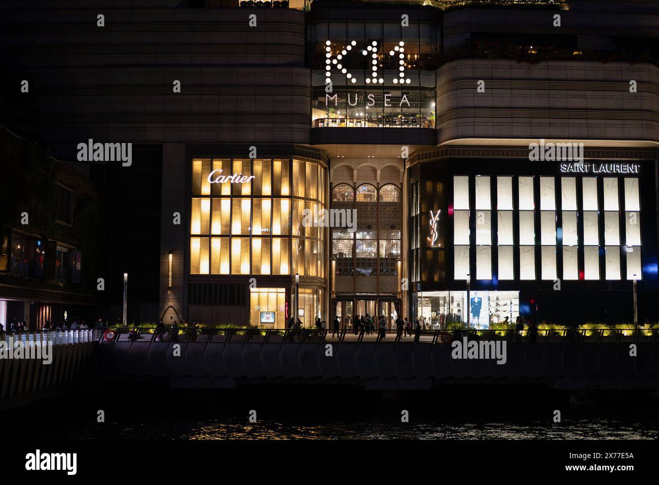 HONG KONG, CINA - 7 DICEMBRE 2023: Vista a livello di strada del K11 MUSEA di Hong Kong. Foto Stock