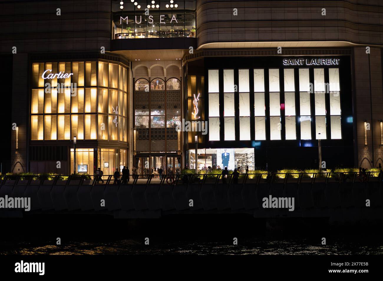 HONG KONG, CINA - 7 DICEMBRE 2023: Vista a livello di strada del K11 MUSEA di Hong Kong. Foto Stock