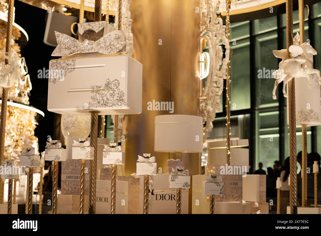 HONG KONG, CINA - 7 DICEMBRE 2023: Carosello Dior dei sogni di Natale visto sul lungomare vicino al K11 MUSEA di Hong Kong. Foto Stock