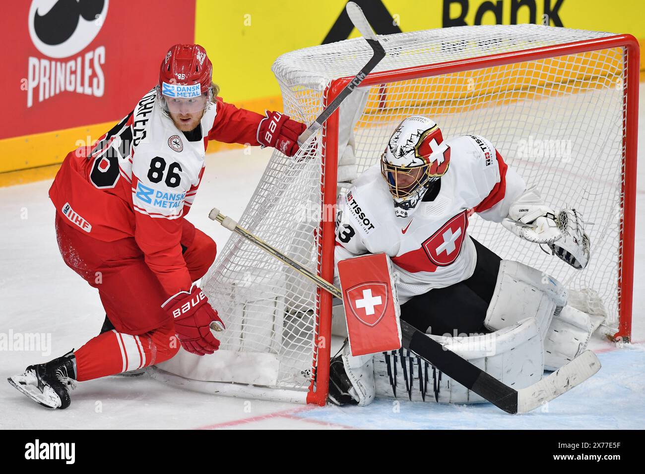 Praga, Repubblica Ceca. 18 maggio 2024. JOACHIM BLICHFELD di Danimarca (86) e il portiere svizzero LEONARDO GENONI in azione durante la partita del Campionato mondiale di hockey su ghiaccio 2024 tra Danimarca e Svizzera all'arena O2 di Praga, Repubblica Ceca, 18 maggio 2024. (Credit Image: © Slavek Ruta/ZUMA Press Wire) SOLO PER USO EDITORIALE! Non per USO commerciale! Foto Stock