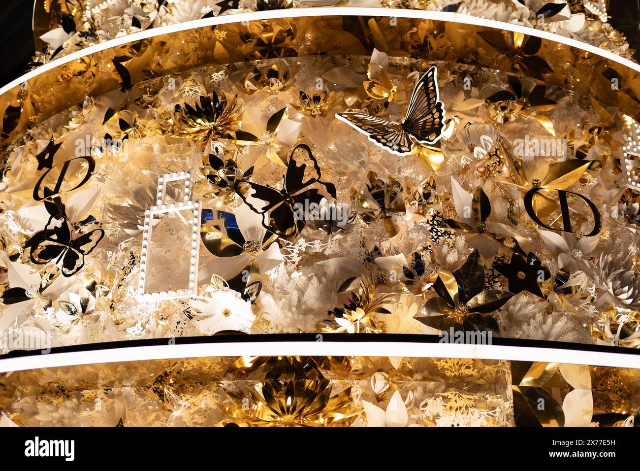 HONG KONG, CINA - 7 DICEMBRE 2023: Foto ravvicinata dell'albero di Natale Dior sul lungomare vicino al K11 MUSEA di Hong Kong. Foto Stock