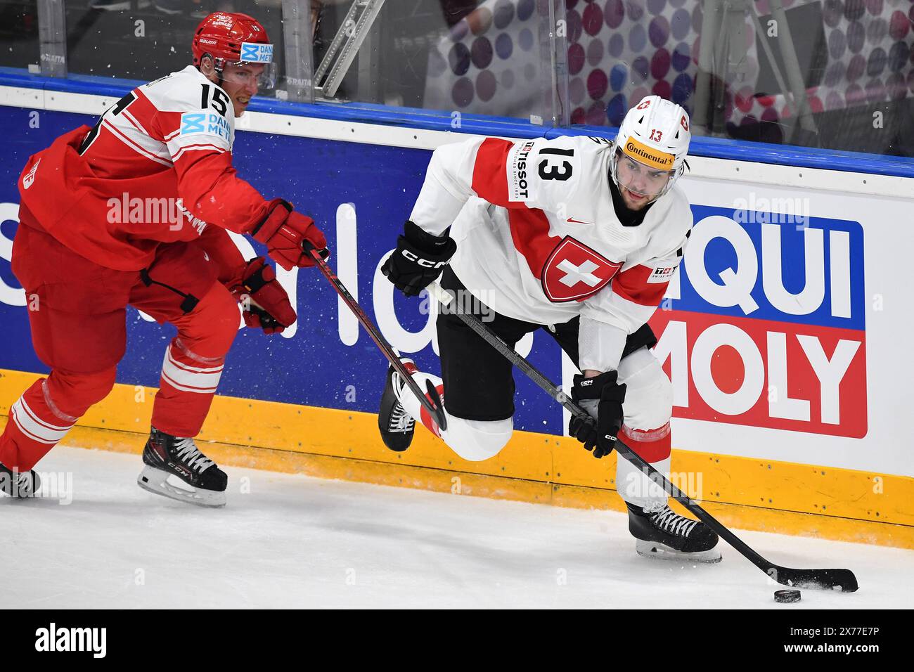 Praga, Repubblica Ceca. 18 maggio 2024. MATTIAS LASSEN, Danimarca (L) e . NICO HISCHIER della Svizzera (R) in azione durante la partita del Campionato mondiale di hockey su ghiaccio 2024 tra Danimarca e Svizzera presso l'arena O2 di Praga, Repubblica Ceca, 18 maggio 2024. (Credit Image: © Slavek Ruta/ZUMA Press Wire) SOLO PER USO EDITORIALE! Non per USO commerciale! Foto Stock