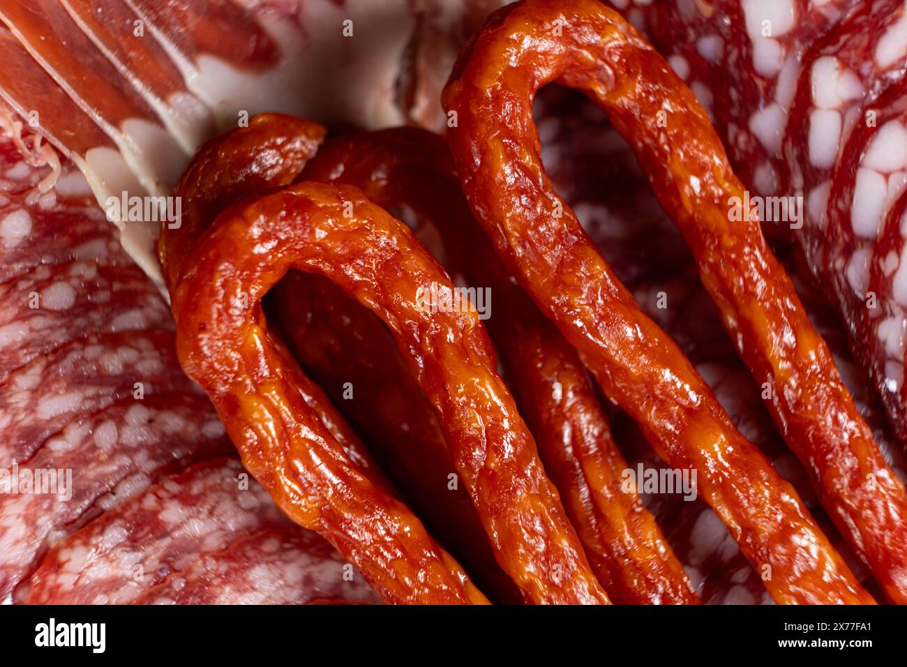 Salsicce affumicate tra gli affettati Foto Stock