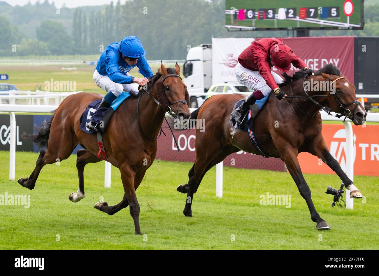 Middle Earth e Oisin Murphy vincono la prima gara del Lockinge Day, il gruppo 3 Sky Sports Racing Aston Park Stakes per gli allenatori John & Thady Gosden e i proprietari Qatar Bloodstock e Ciaron Maher. Crediti JTW equine Images / Alamy Live News Foto Stock