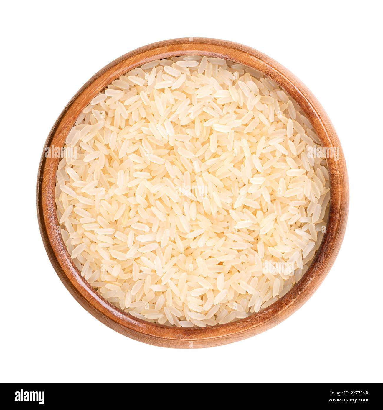 Riso a grani lunghi parboiled, in un recipiente di legno. Chiamato anche riso convertito, Easy-Cook o sella, o miniket. Parzialmente bollito nella buccia. Foto Stock