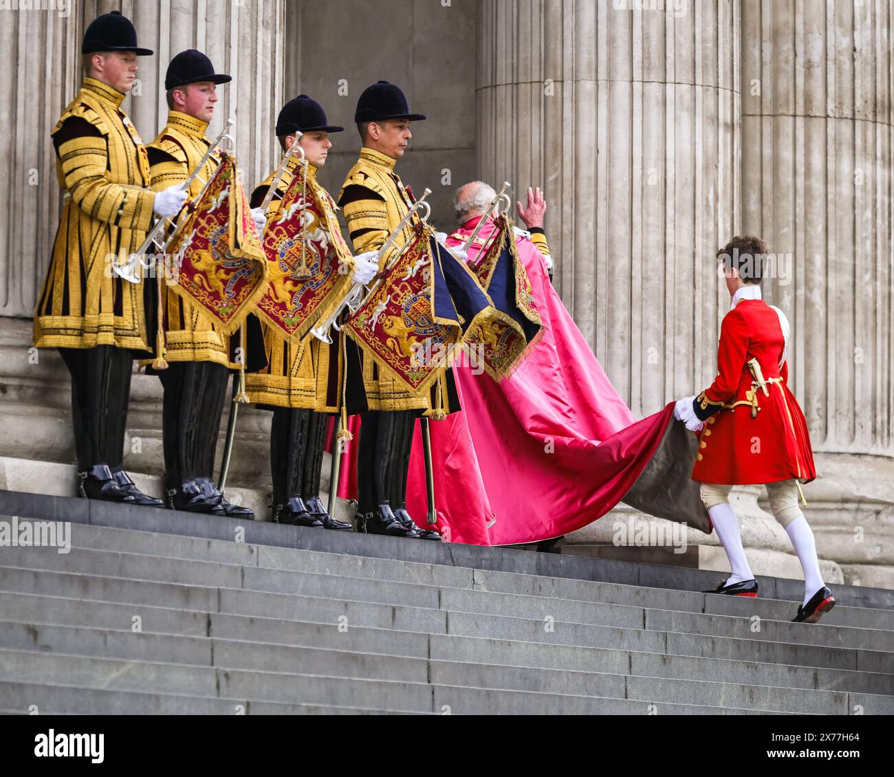 The King's Page of Honour Lord Oliver Cholmondeley, figlio di Rose Hanbury, porta la veste di Carlo III nella Cattedrale di St Paul a Londra Foto Stock