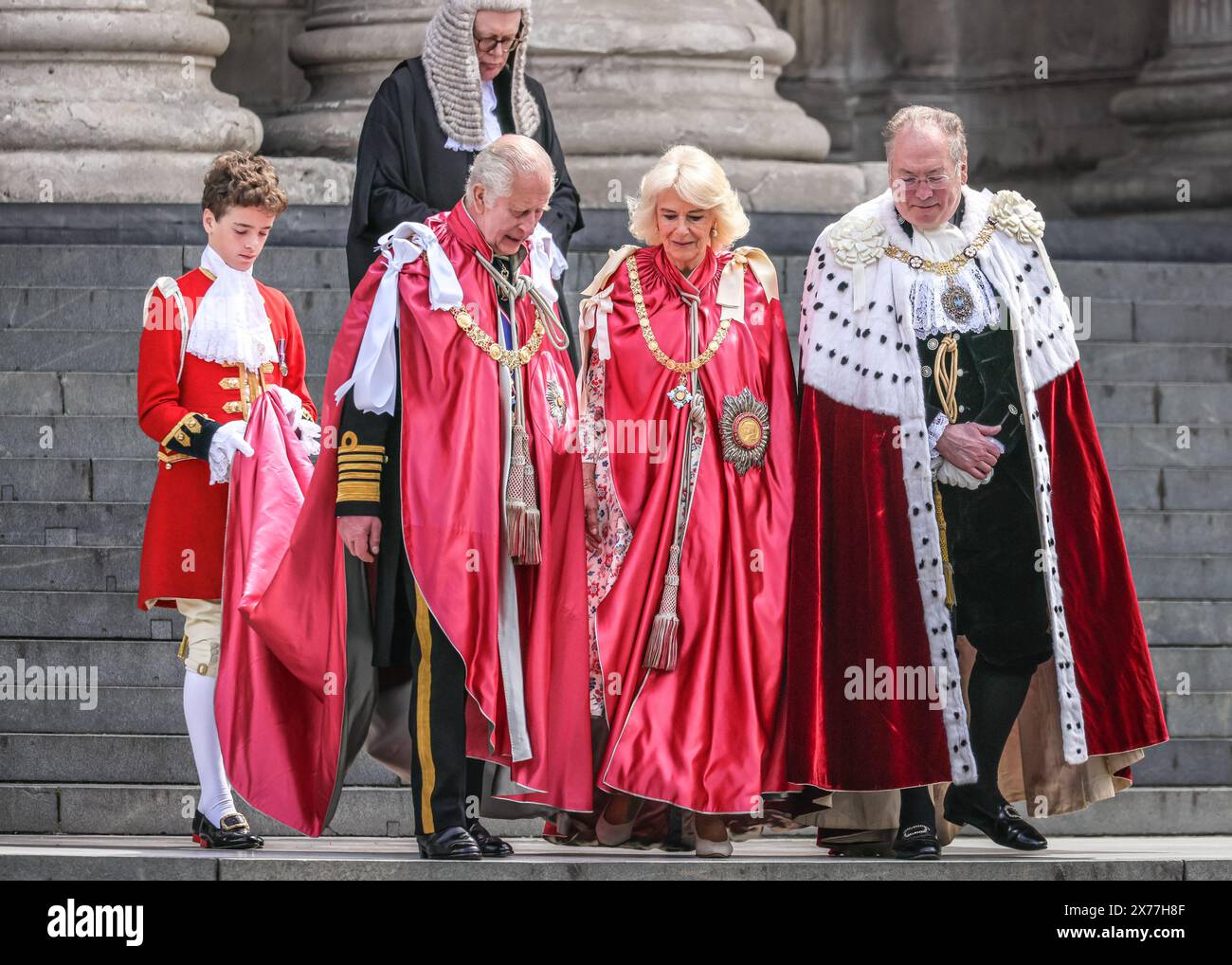 L-t-R Lord Oliver Cholmondeley, King's Page of Honour, King Charles III, Queen Camilla, Michael Mainelli, Lord Mayor City of London, UK Foto Stock
