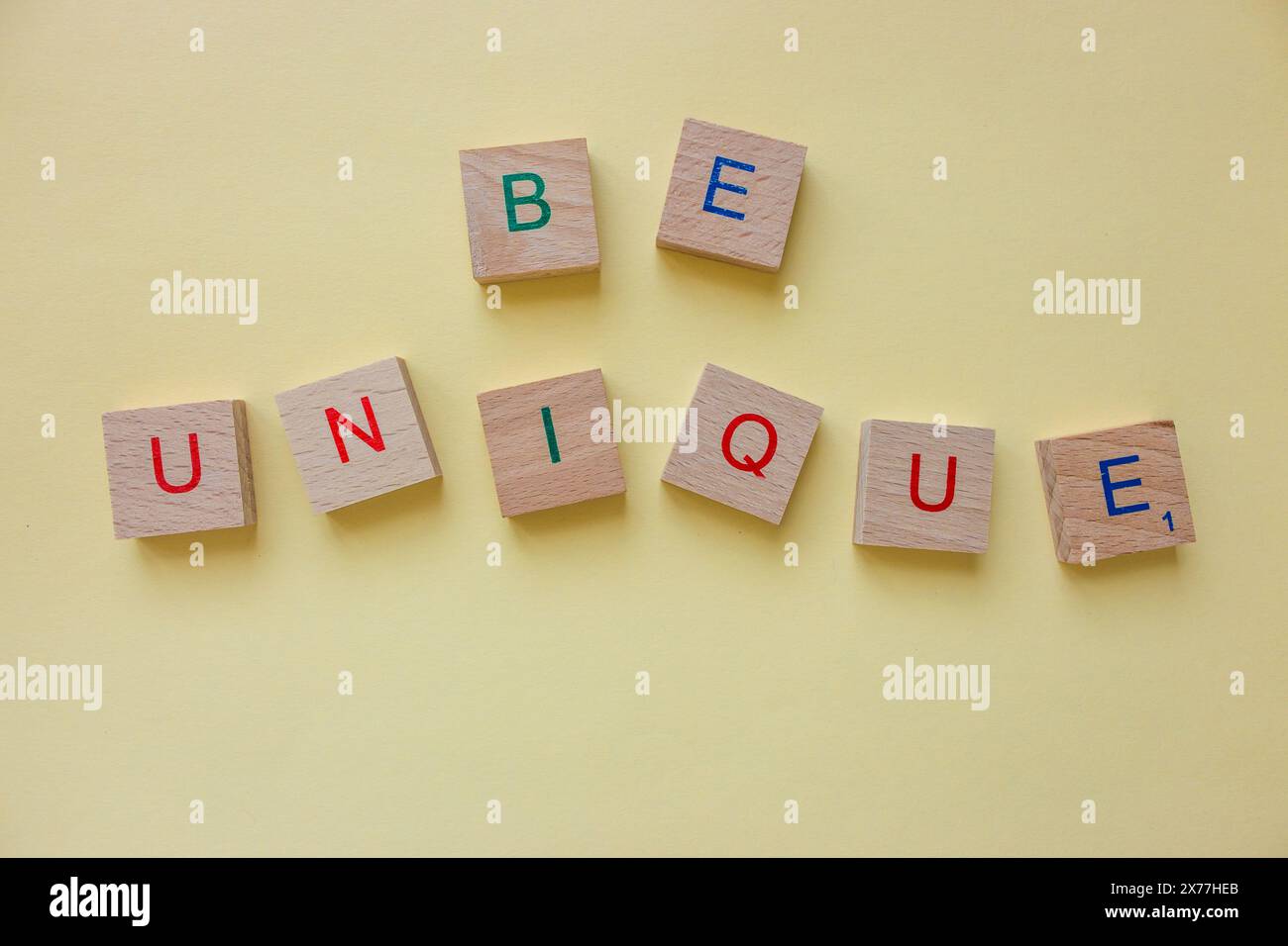 Frase unica fatta di pezzi di legno su sfondo giallo. Concetto di parole motivanti. Stile di vita per lo sviluppo personale. Testo su sfondo giallo. Foto Stock