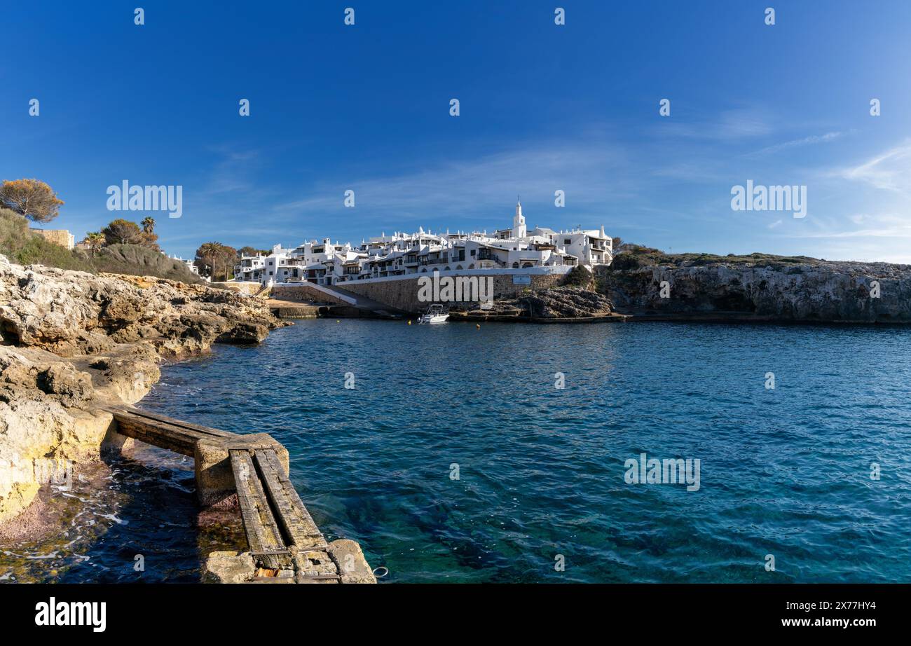 Binibeca Vell, Spagna - 24 gennaio 2024: Insenatura idilliaca e il villaggio imbiancato di Binibeca Vell a Minorca Foto Stock