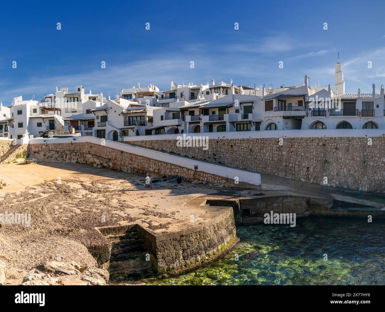 Binibeca Vell, Spagna - 24 gennaio 2024: Veduta dell'idilliaco villaggio di Binibeca Vell a Minorca Foto Stock
