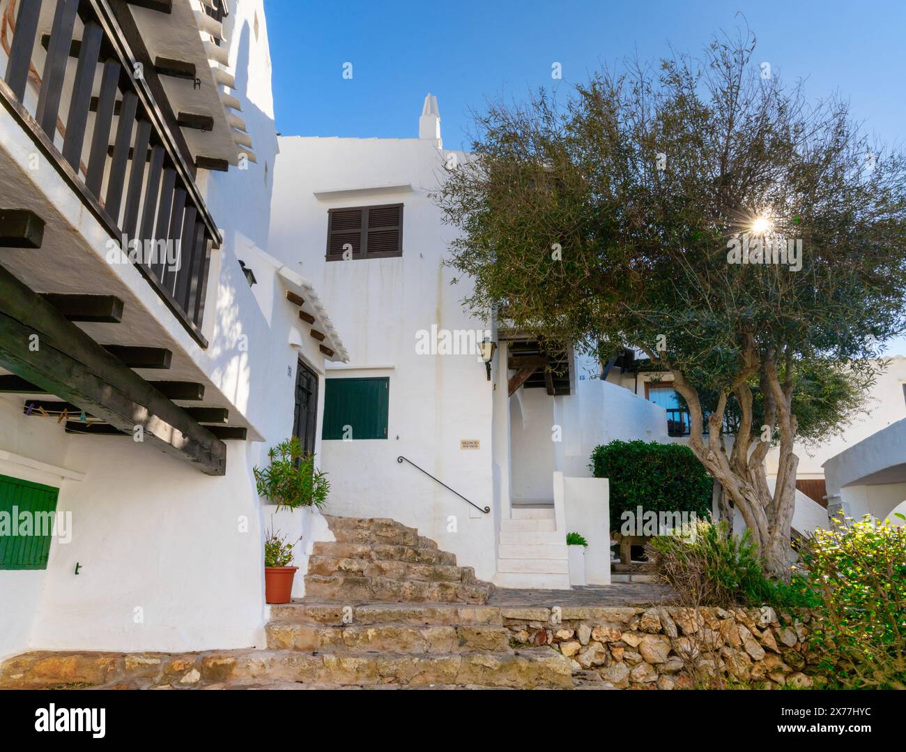 Binibeca Vell, Spagna - 24 gennaio 2024: Tipici edifici imbiancati nel pittoresco villaggio di Binibeca Vell a Minorca Foto Stock