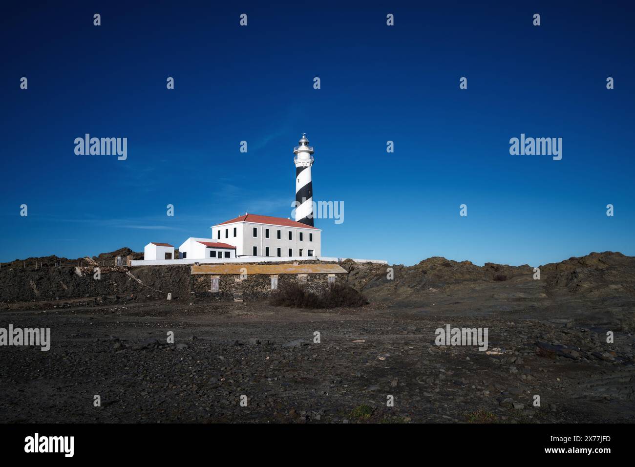 Un paesaggio panoramico del Favaritx Lighthouse sulla costa occidentale di Minorca Foto Stock