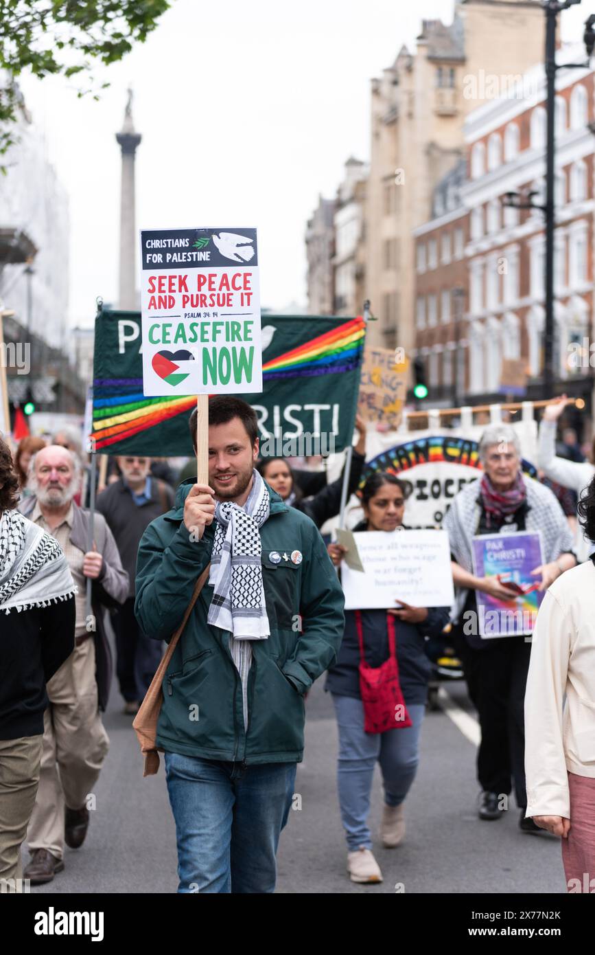 Londra, Regno Unito. 18 maggio 2024. Manifestanti che marciano con segnali che chiedono un cessate il fuoco a Gaza. Crediti: David Tramontan/Alamy Live News Foto Stock