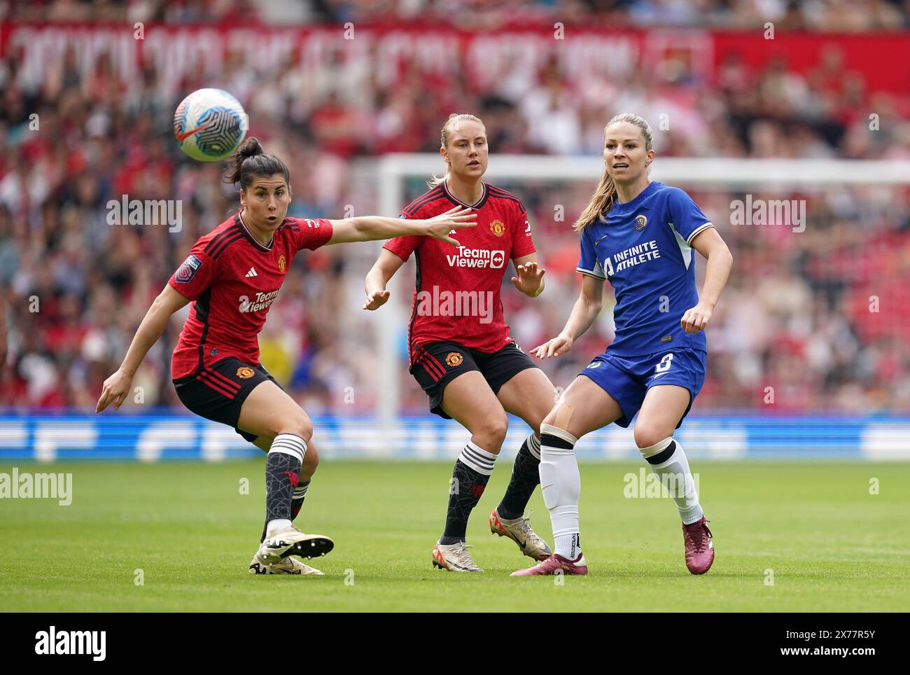 Melanie Leupolz (destra) del Chelsea in azione contro Lucia Garcia (sinistra) del Manchester United e Lisa Naalsund (centro) durante il Barclays Women's Super League match all'Old Trafford, Manchester. Data foto: Sabato 18 maggio 2024. Foto Stock