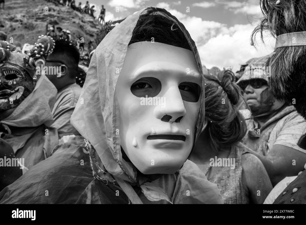 La gente del posto vestita da Diavoli partecipa a Una processione dal Cerro Negro durante il Carnevale annuale a Maimara, provincia di Jujuy, Argentina. Foto Stock