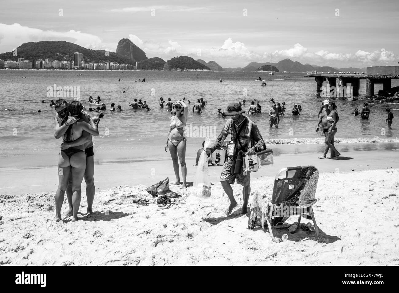 Gente del posto che si gode il sole sulla spiaggia di Copacabana, Rio de Janeiro, Stato di Rio de Janeiro, Brasile. Foto Stock