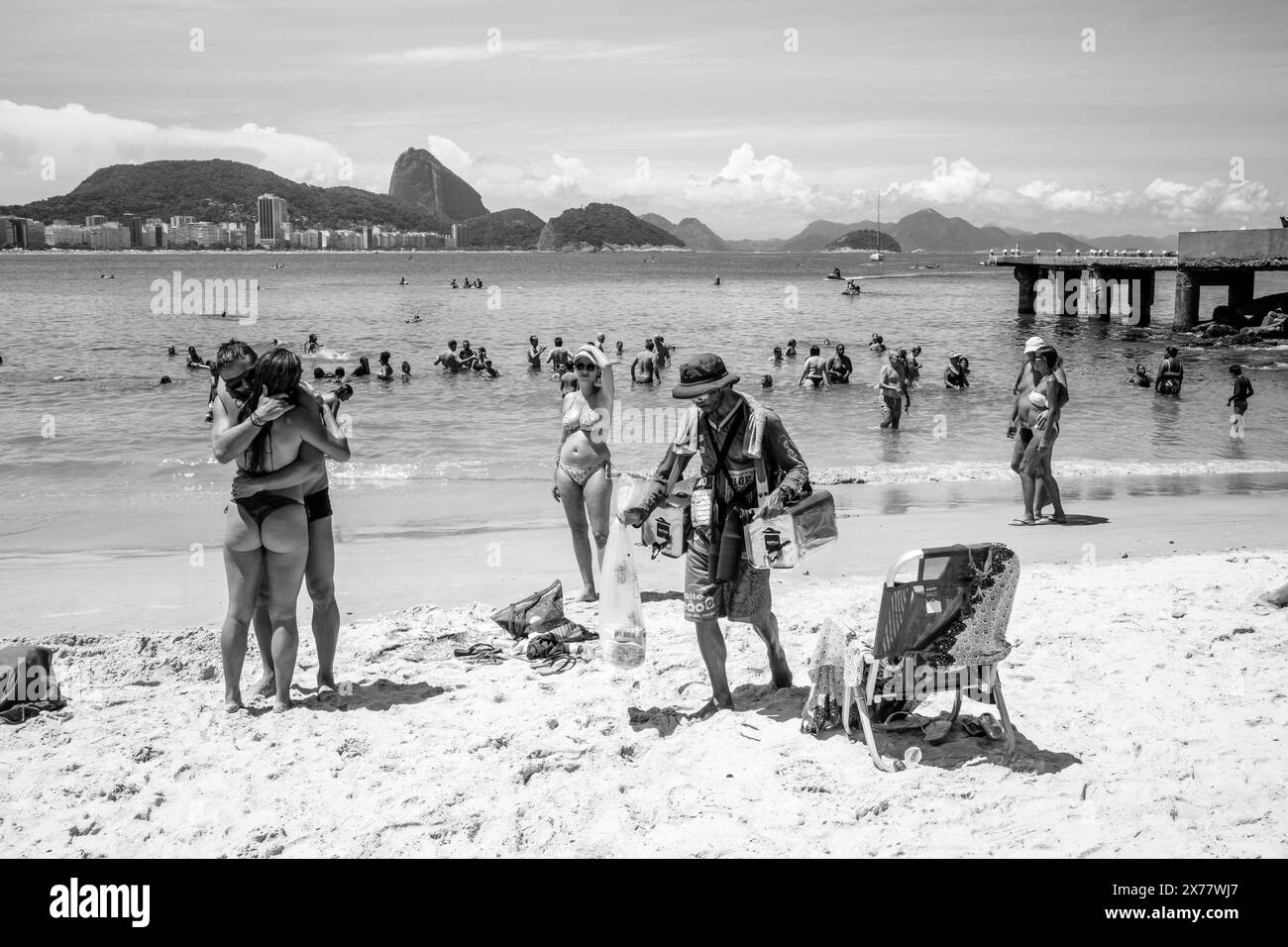 Gente del posto che si gode il sole sulla spiaggia di Copacabana, Rio de Janeiro, Stato di Rio de Janeiro, Brasile. Foto Stock