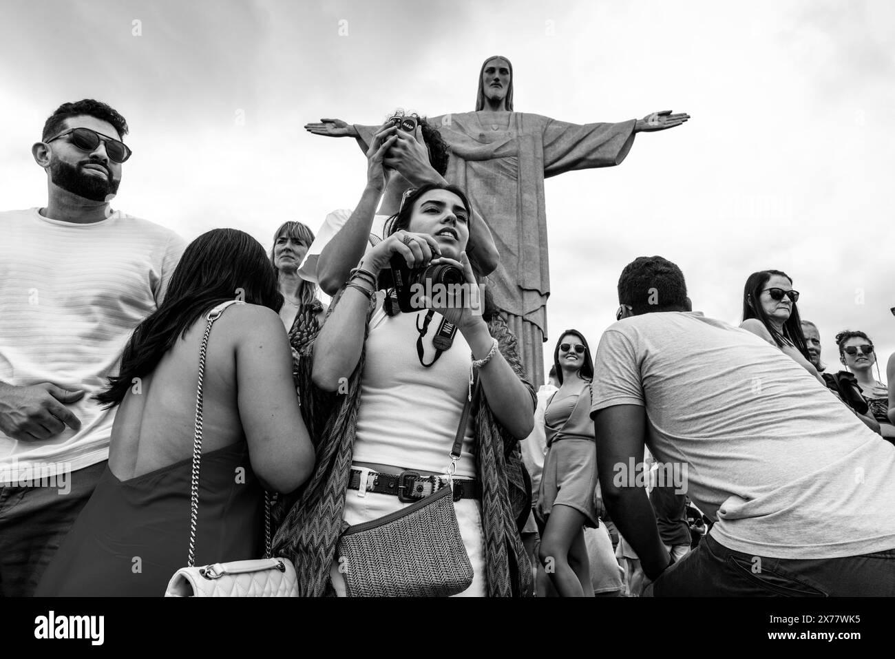 Turisti/visitatori che scattano foto alla statua del Cristo Redentore, Rio de Janeiro, Brasile. Foto Stock