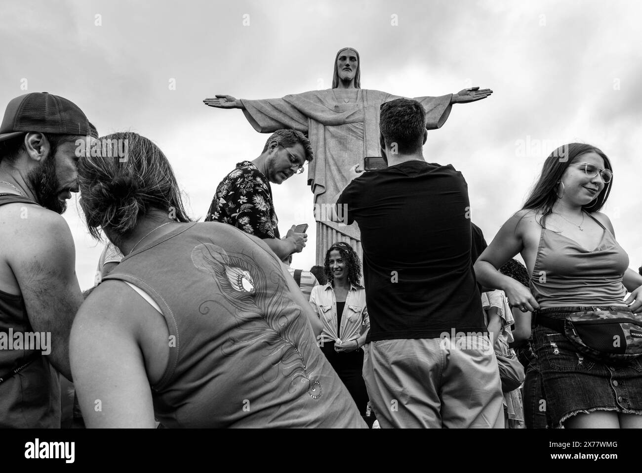 Turisti/visitatori presso la statua del Cristo Redentore, Rio de Janeiro, Brasile. Foto Stock