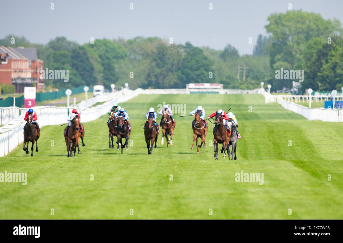 Newbury Racecourse, Regno Unito. Sabato 18 maggio 2024. Audience e Robert Havlin vincono il gruppo 1 al Shaqab Lockinge Stakes per gli allenatori John & Thady Gosden e i proprietari Cheveley Park Stud Crediti JTW equine Images / Alamy Live News Foto Stock