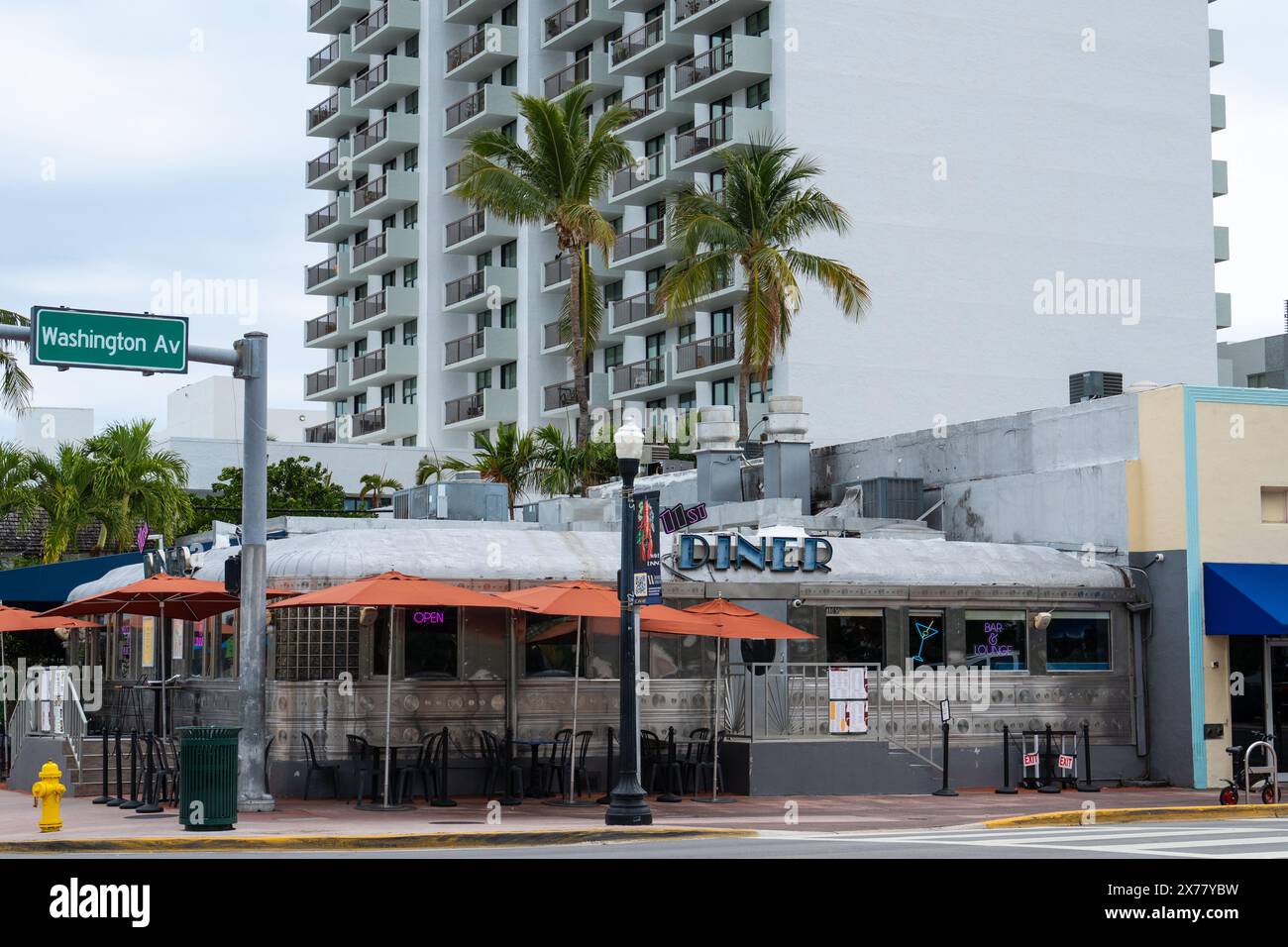 Miami Beach, FL - 4 aprile 2024: L'11th Street Diner, un ristorante Art Deco costruito nel 1948 dalla Paramount Dining Car Company, è stato restaurato e trasferito in Foto Stock