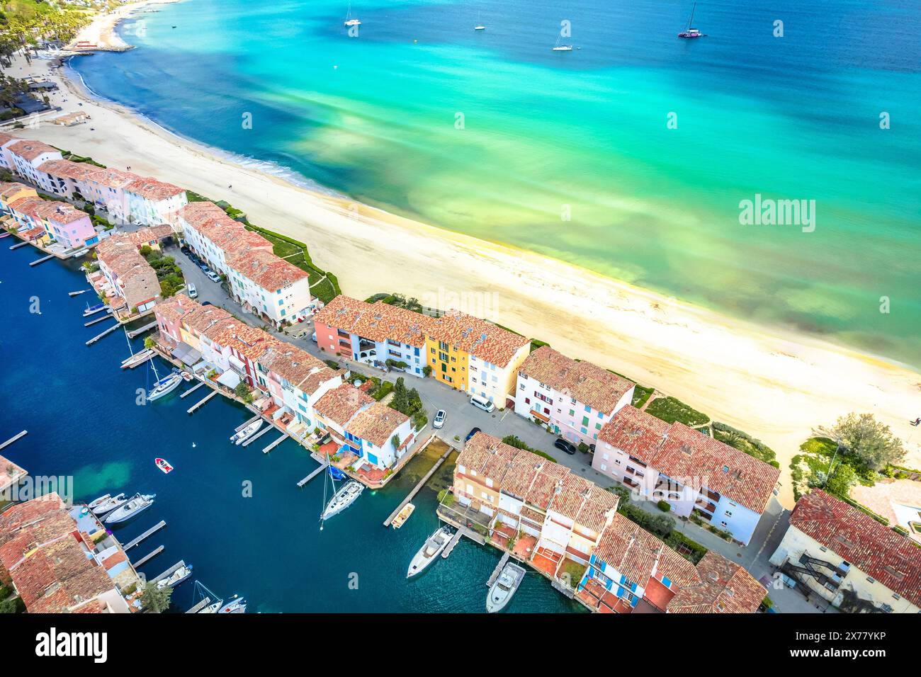 Vista panoramica del porticciolo e della spiaggia del villaggio di Port Grimaud, dell'arcipelago della costa Azzurra Foto Stock
