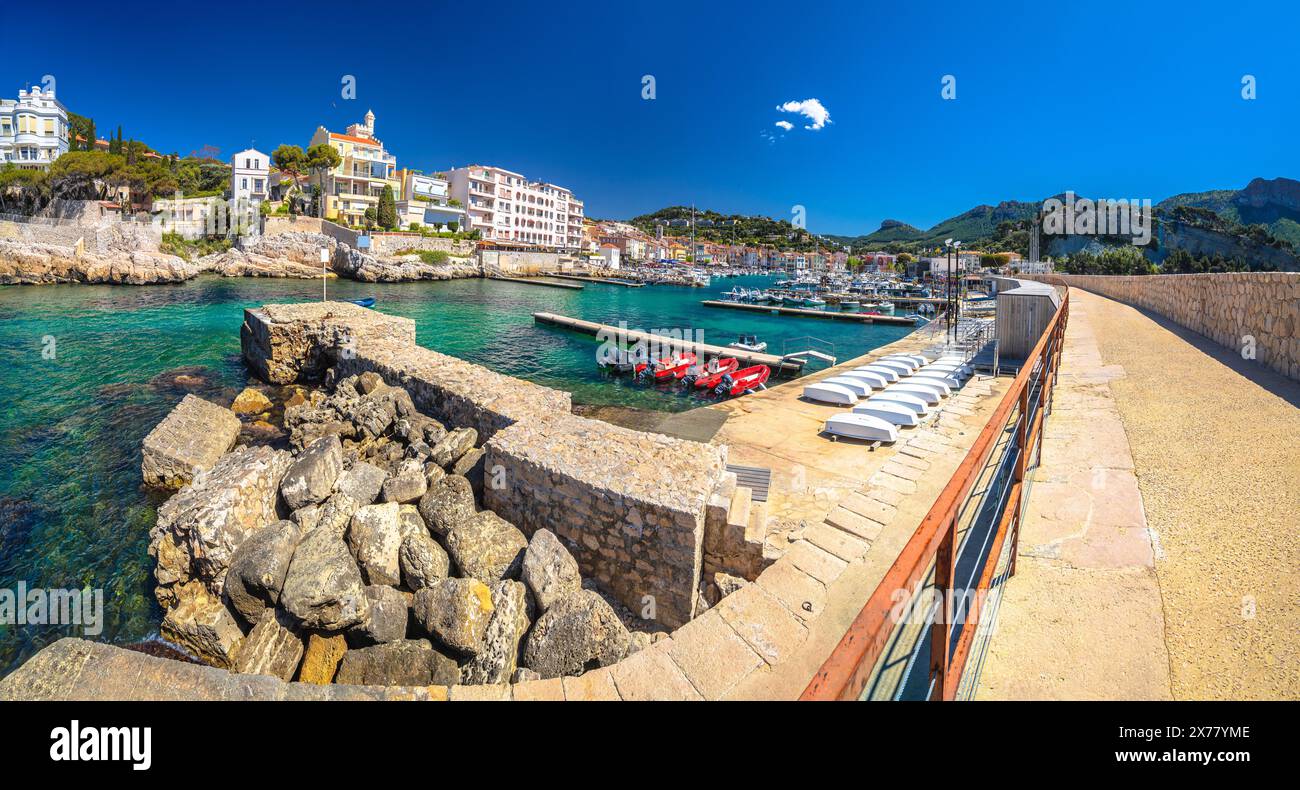 Idilliaca città costiera di Cassis sulla costa Azzurra con vista panoramica sul lungomare, Francia meridionale Foto Stock