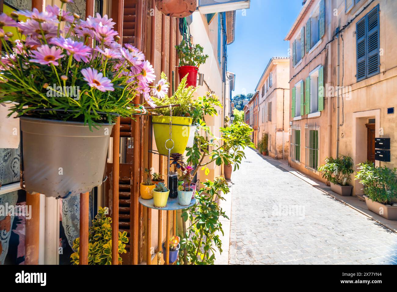 Città di Cassis sulla costa Azzurra con vista sui vicoli colorati, Francia meridionale Foto Stock