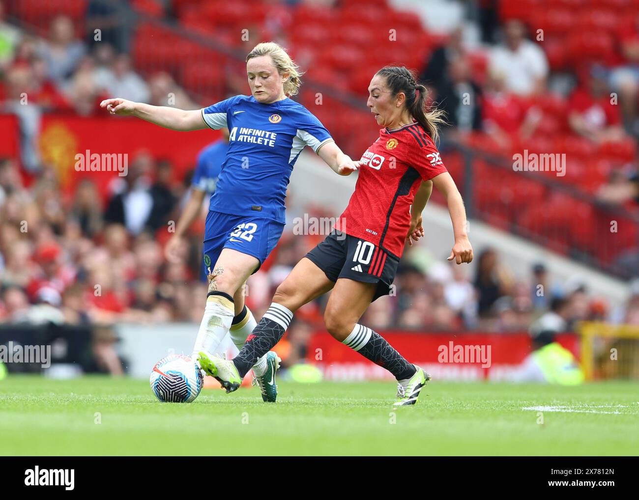 Birmingham, Regno Unito. 18 maggio 2024. Erin Cuthbert del Chelsea affronta Katie Zelem del Manchester United durante la partita di fa Women's Super League a Villa Park, Birmingham. Il credito per immagini dovrebbe essere: Andrew Yates/Sportimage Credit: Sportimage Ltd/Alamy Live News Foto Stock