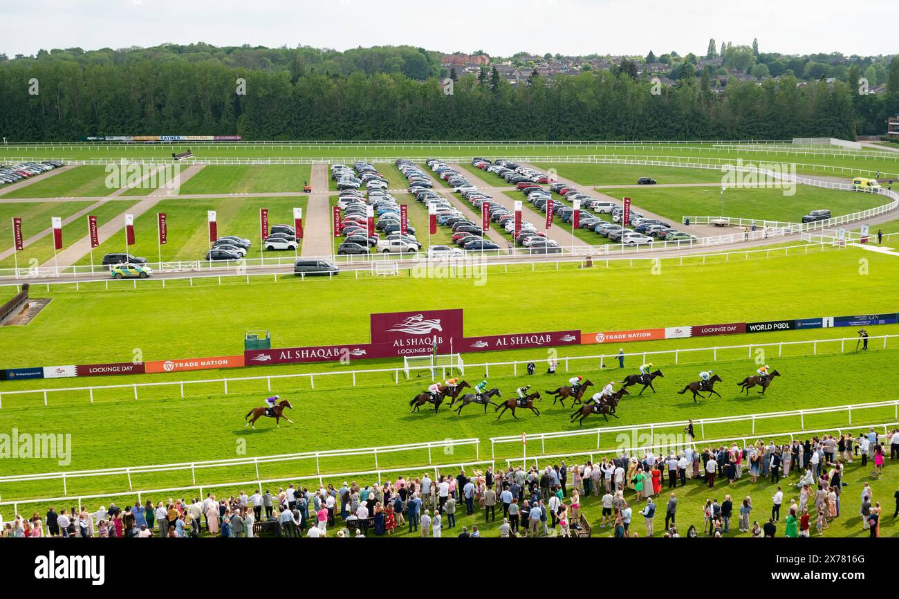 Newbury Racecourse, Regno Unito. Sabato 18 maggio 2024. Lethal Levi e Clifford Lee vincono l'HKJC World Pool handicap per l'allenatore Karl Burke e il proprietario Made in Thailand. Crediti JTW equine Images / Alamy Live News Foto Stock