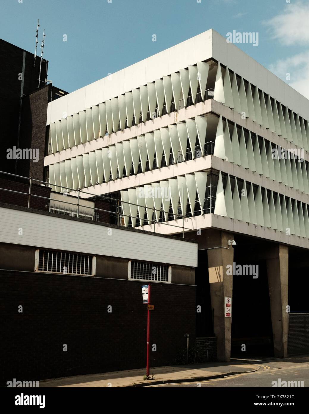 L'esterno del parcheggio del centro commerciale Airedale in Hanover Street a Keighley, West Yorkshire, mostra il design esterno dell'edificio. Foto Stock