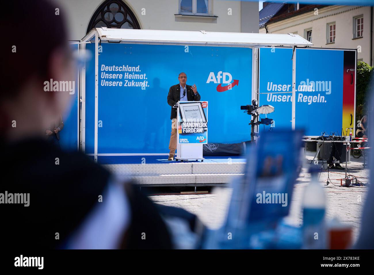 Deggendorf, Germania. 18 maggio 2024. Peter Boehringer, membro del Bundestag per l'AfD, parla ad un evento della campagna elettorale europea nella piazza cittadina di Deggendorf. Crediti: Tobias C. Köhler/dpa/Alamy Live News Foto Stock