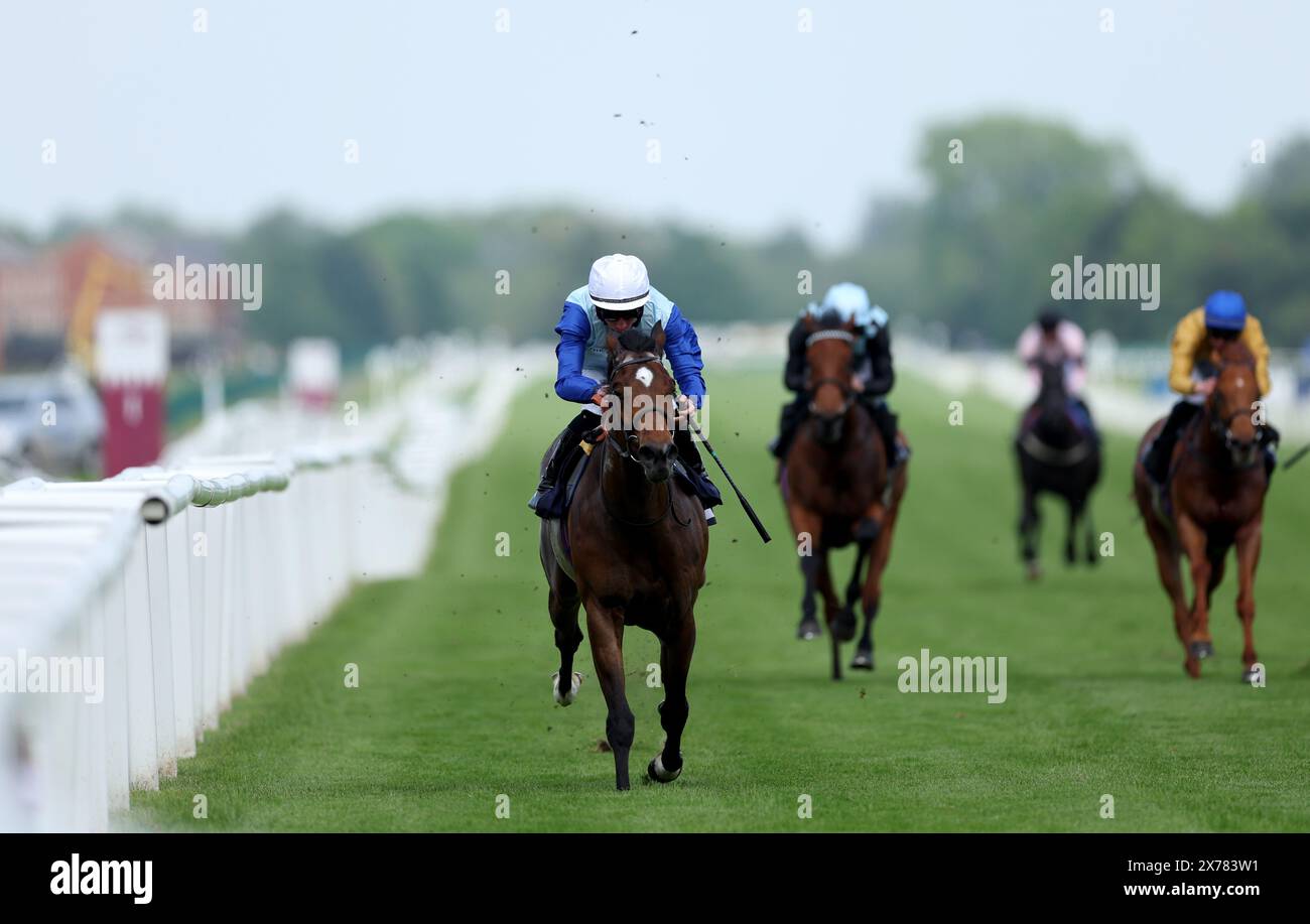 Sonny Liston (a sinistra) guidato dal fantino Rossa Ryan per vincere l'OCS handicap all'ippodromo di Newbury. Data foto: Sabato 18 maggio 2024. Foto Stock