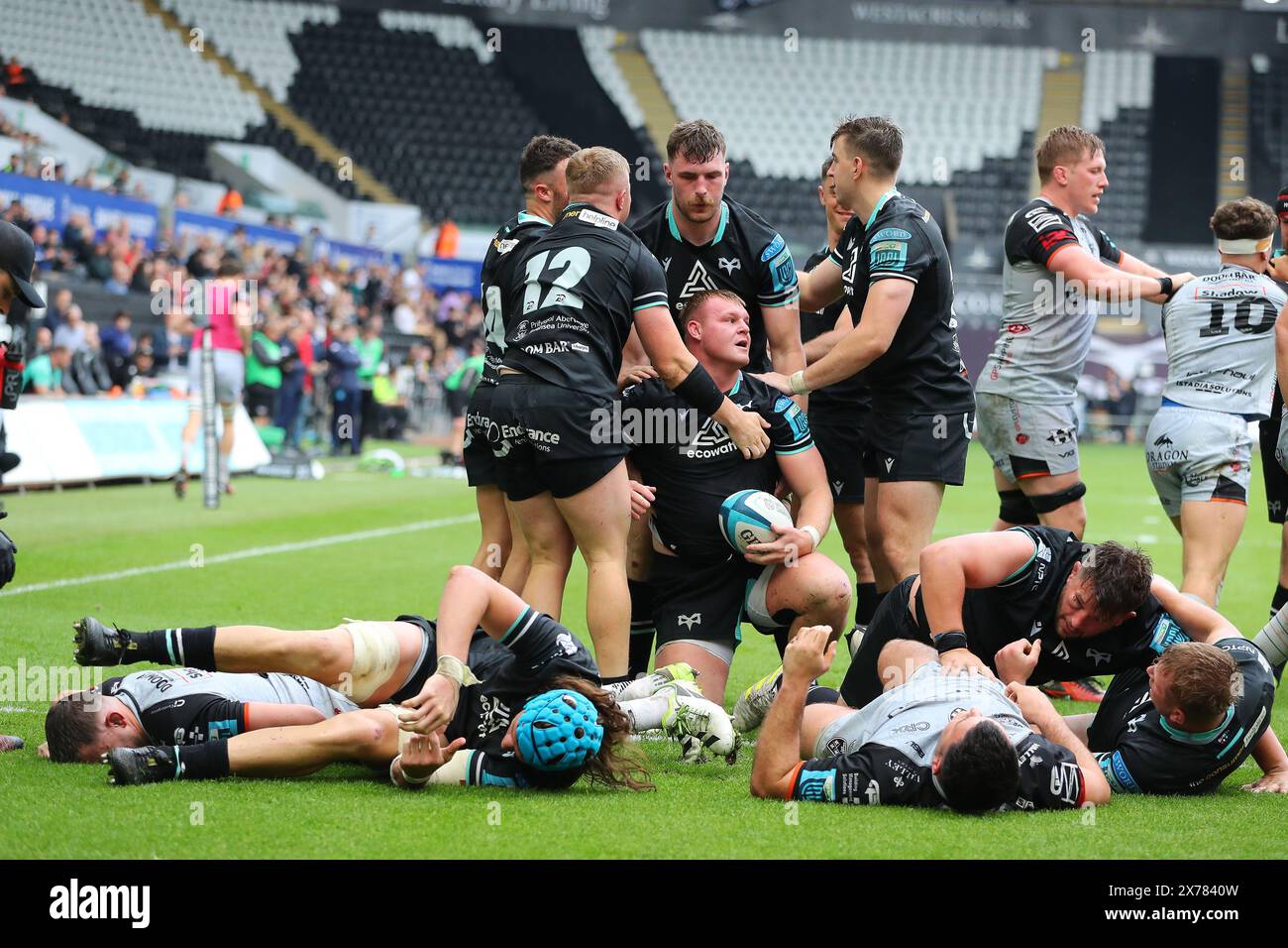 Swansea, Regno Unito. 18 maggio 2024. Dewi Lake of the Ospreys si alza dopo aver segnato una meta nel secondo tempo, il secondo di partita. United Rugby Championship, Ospreys V Dragons allo stadio Swansea.com di Swansea, Galles del Sud, sabato 18 maggio 2024. foto di Andrew Orchard/Alamy Live news Foto Stock