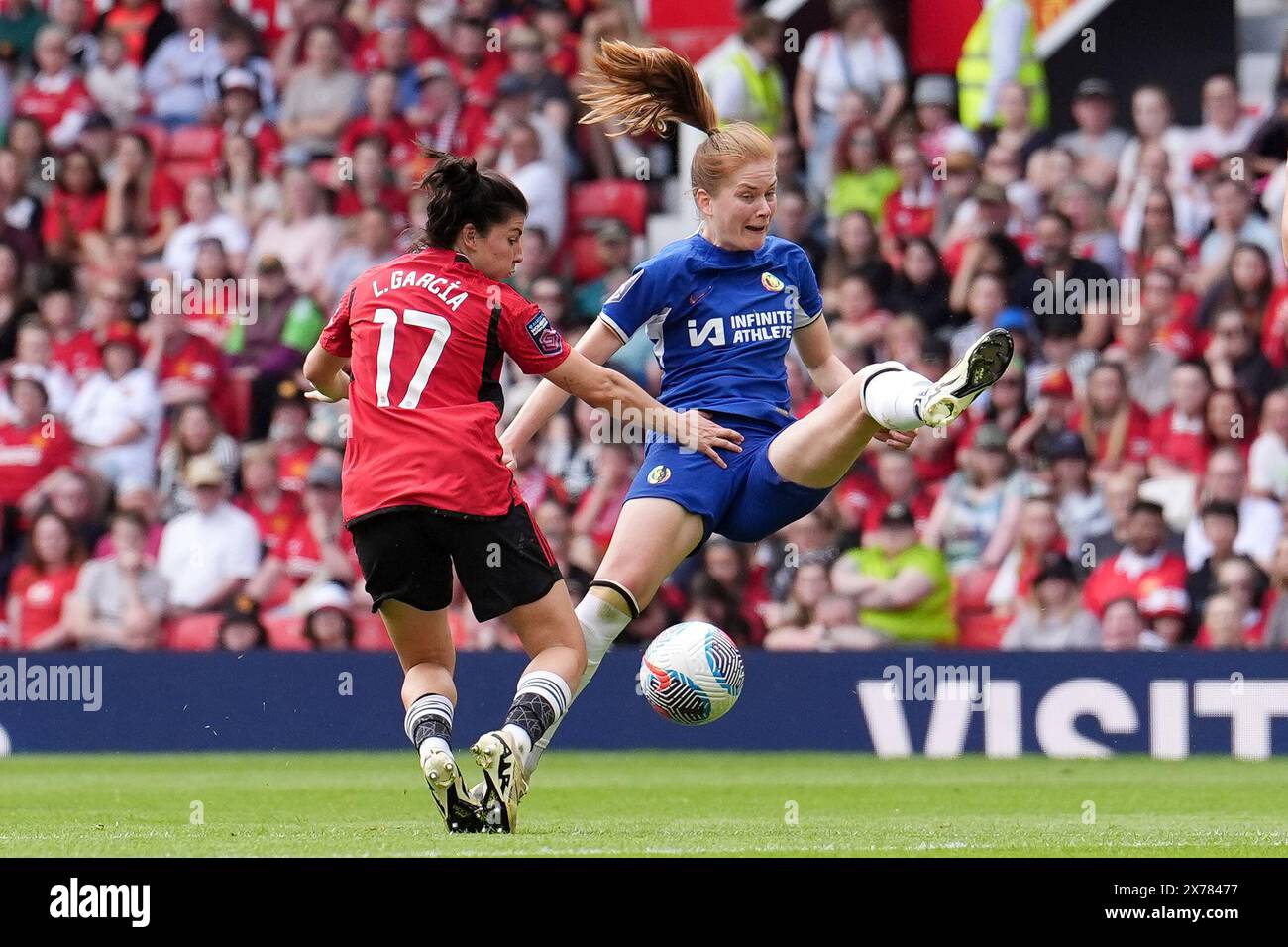 Sjoeke Nusken (a destra) del Chelsea e Lucia Garcia del Manchester United si battono per il pallone durante il Barclays Women's Super League match all'Old Trafford, Manchester. Data foto: Sabato 18 maggio 2024. Foto Stock