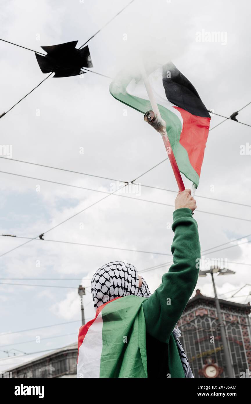 Torino, Italia. 18 maggio 2024. Gli studenti dell'Università e del Politecnico di Torino marciano per le strade della città per dimostrare la loro solidarietà al popolo palestinese e per chiedere la fine del bombardamento della Striscia di Gaza da parte del governo israeliano. La manifestazione fa parte delle proteste che scuotono molti paesi in tutto il mondo. Crediti: Luca Prestia / Alamy News Live Foto Stock