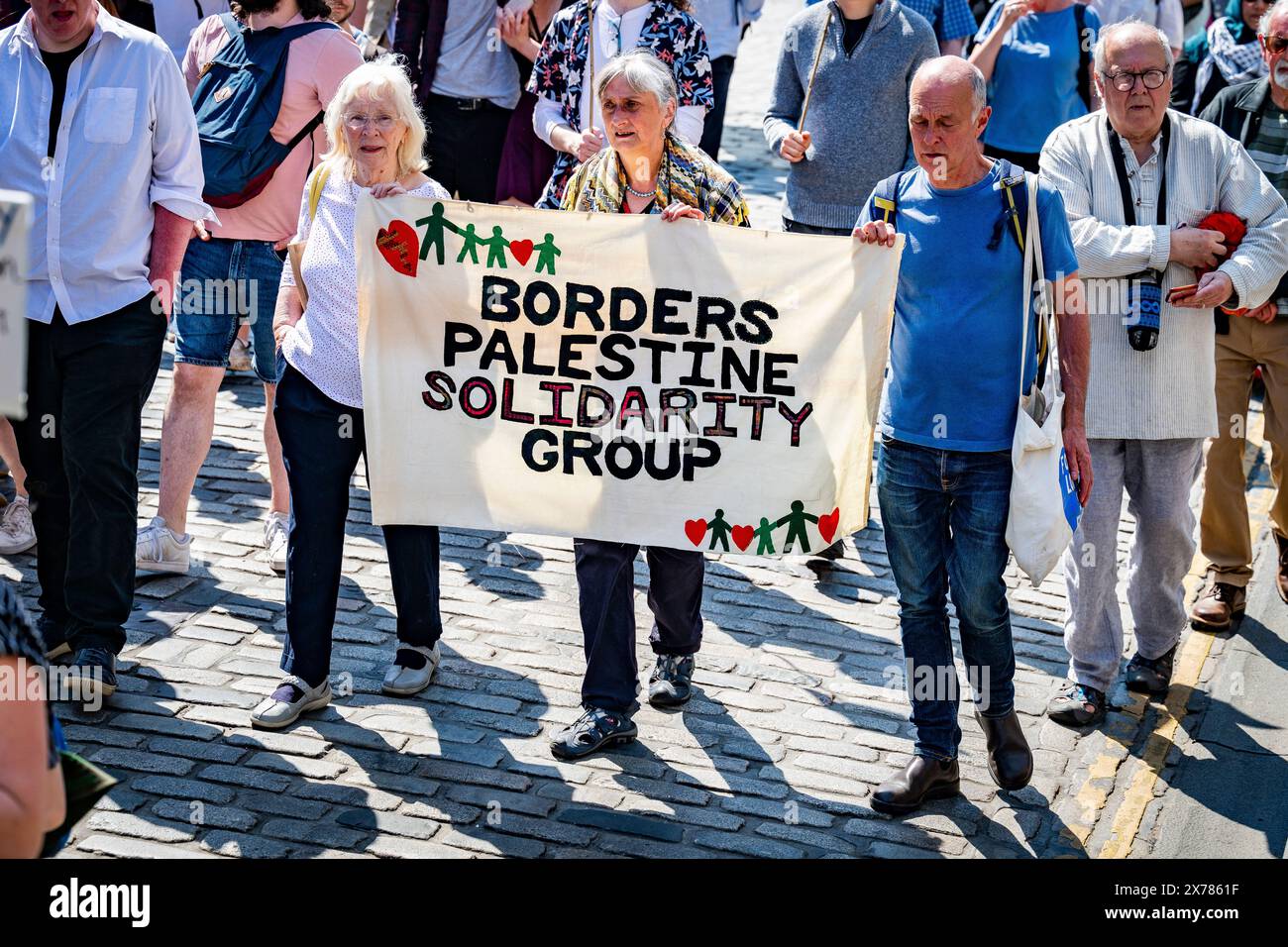 Edimburgo, Scozia. 18 maggio 2024. I manifestanti si riuniscono a Waverley Bridge come parte della marcia Nazionale per la Palestina. La manifestazione è stata organizzata dalla campagna di solidarietà della Palestina scozzese. Foto Stock