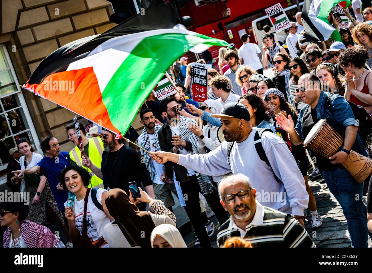 Edimburgo, Scozia. 18 maggio 2024. I manifestanti si riuniscono a Waverley Bridge come parte della marcia Nazionale per la Palestina. La manifestazione è stata organizzata dalla campagna di solidarietà della Palestina scozzese. Foto Stock