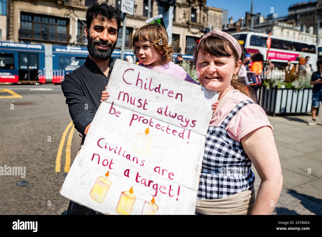 Edimburgo, Scozia. 18 maggio 2024. I manifestanti si riuniscono a Waverley Bridge come parte della marcia Nazionale per la Palestina. La manifestazione è stata organizzata dalla campagna di solidarietà della Palestina scozzese. Foto Stock