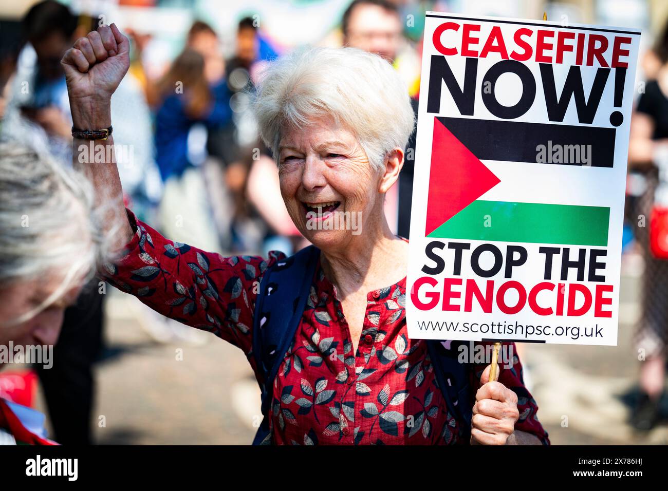 Edimburgo, Scozia. 18 maggio 2024. I manifestanti si riuniscono a Waverley Bridge come parte della marcia Nazionale per la Palestina. La manifestazione è stata organizzata dalla campagna di solidarietà della Palestina scozzese. Foto Stock