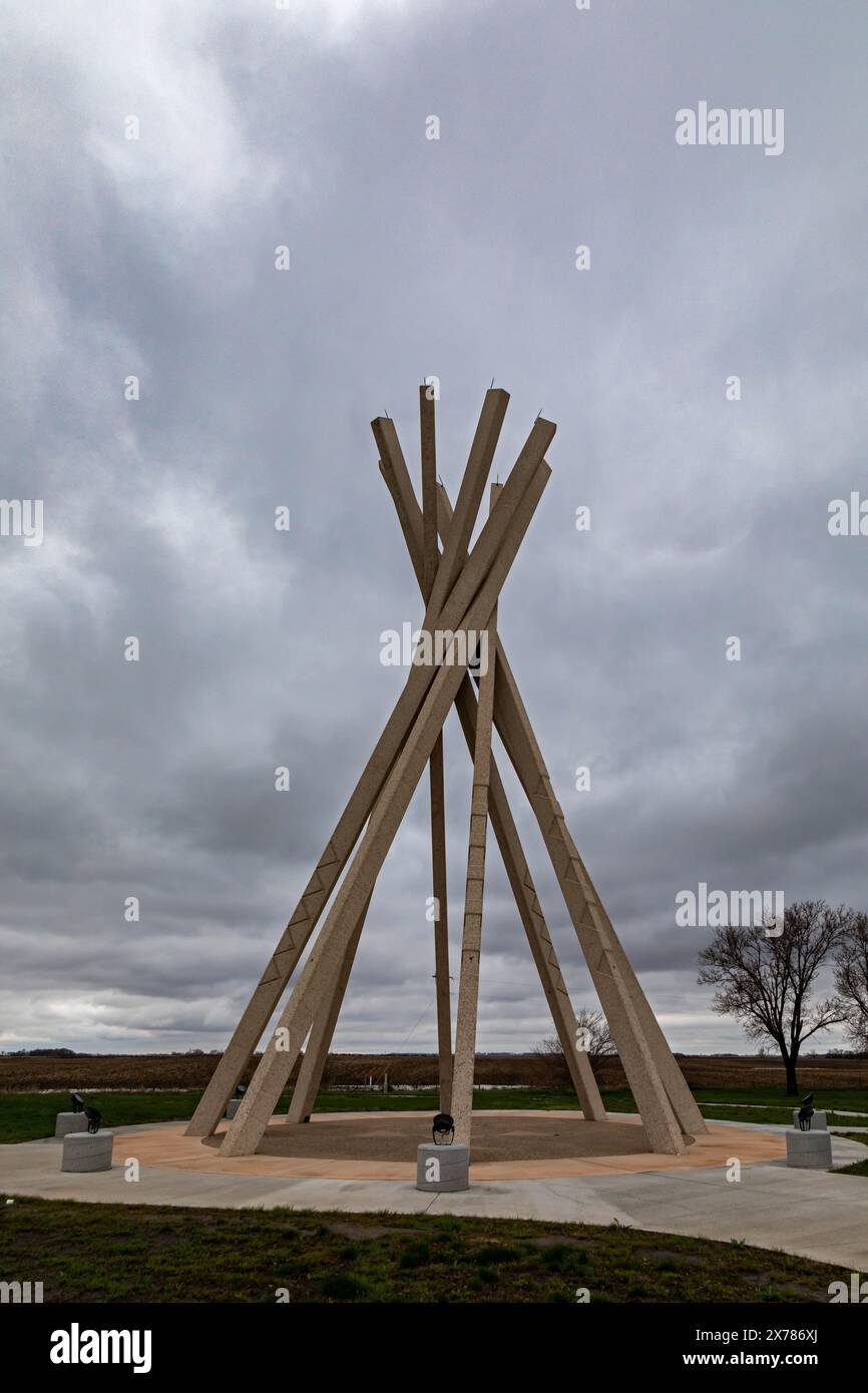 Salem, South Dakota - Una scultura in tepee in cemento in un'area di sosta sull'Interstate 90. Progettata da Ward Whitwam, la scultura è una delle nove artwo simili Foto Stock