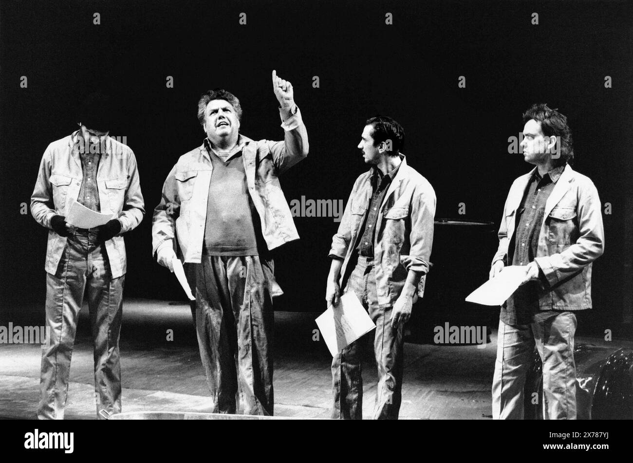 l-r: Sean Baker (Peter Reese), Colin Welland (Joby Peake), Phil Daniels (Mike McCullough), Richard McCabe (Jimmy Umpleby) nella COMMEDIA CHURCHILL di Howard Brenton alla Royal Shakespeare Company (RSC), Barbican Theatre, Londra EC2 30/11/1988 design: Kit Surrey illuminazione: Mark Henderson regista: Barry Kyle Foto Stock