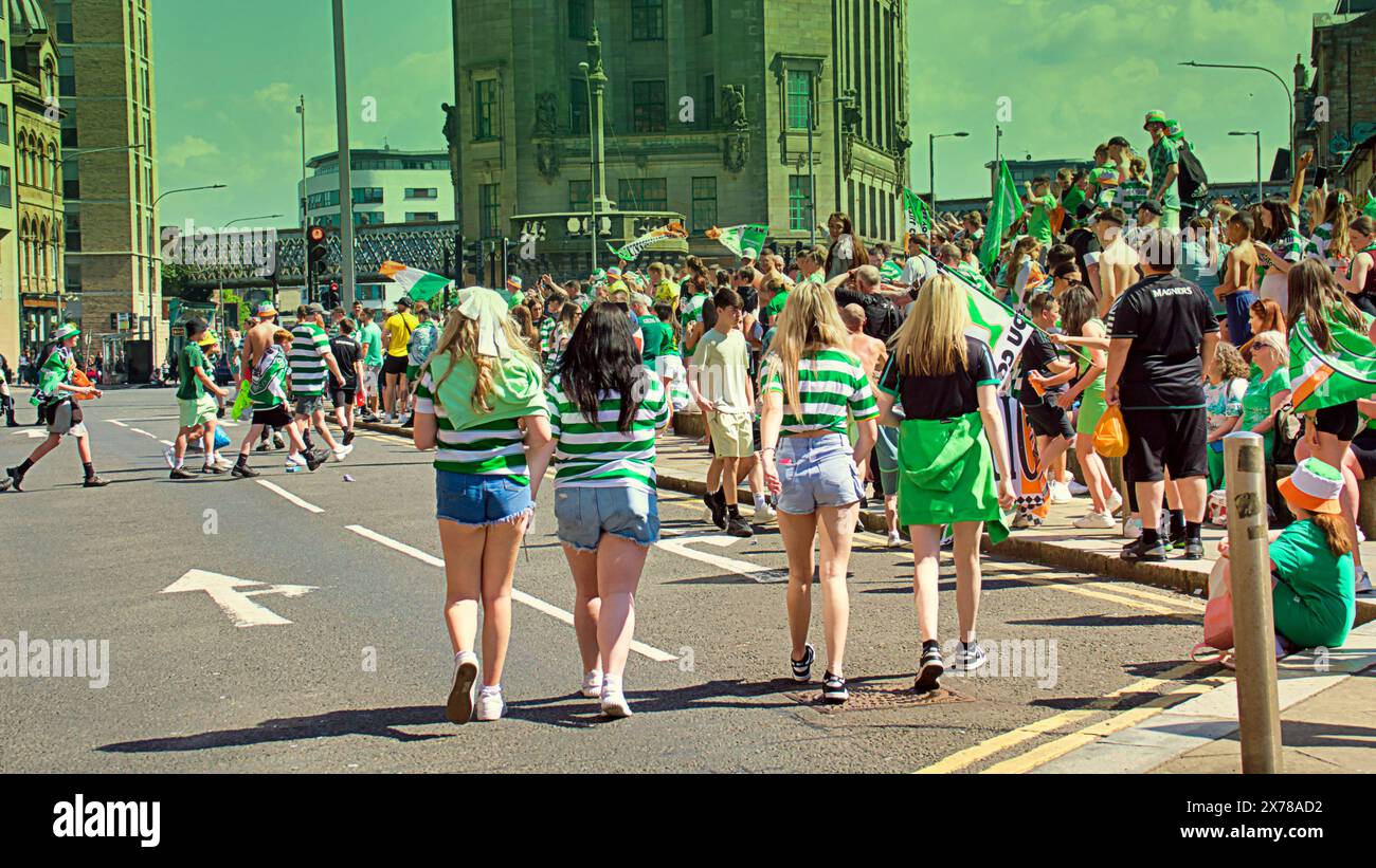 Glasgow, Scozia, Regno Unito. 18 maggio 2024: I tifosi celtici festeggiano la vittoria del titolo mentre conquistano le strade del centro città su glasgow Cross nel centro della città, portando la città a un punto morto. Credit Gerard Ferry/Alamy Live News Foto Stock