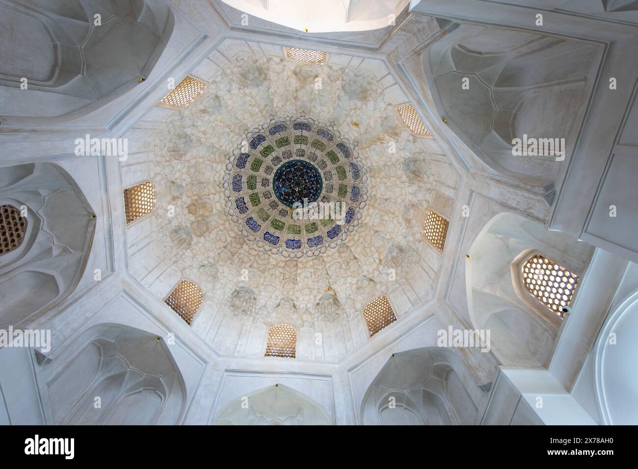 Dettaglio architettonico del soffitto della Moschea di Agha Bozog con motivi geometrici e finestre filtranti di luce. Cattura l'arte islamica tradizionale, Tehra Foto Stock