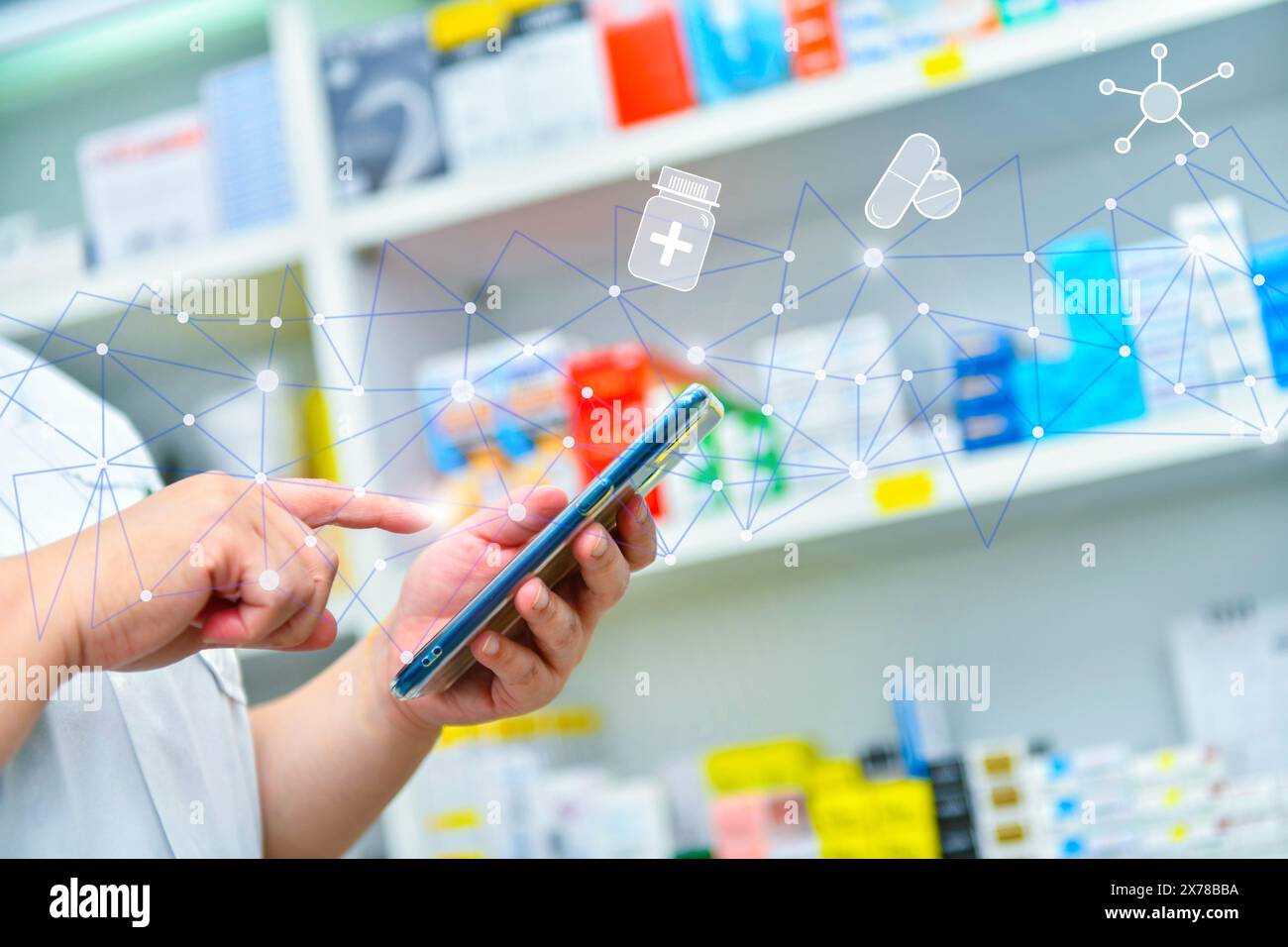 Un farmacista possiede un telefono cellulare per ricevere la prescrizione di un medico, preparare la medicina e controllare la medicina in una farmacia. Foto Stock