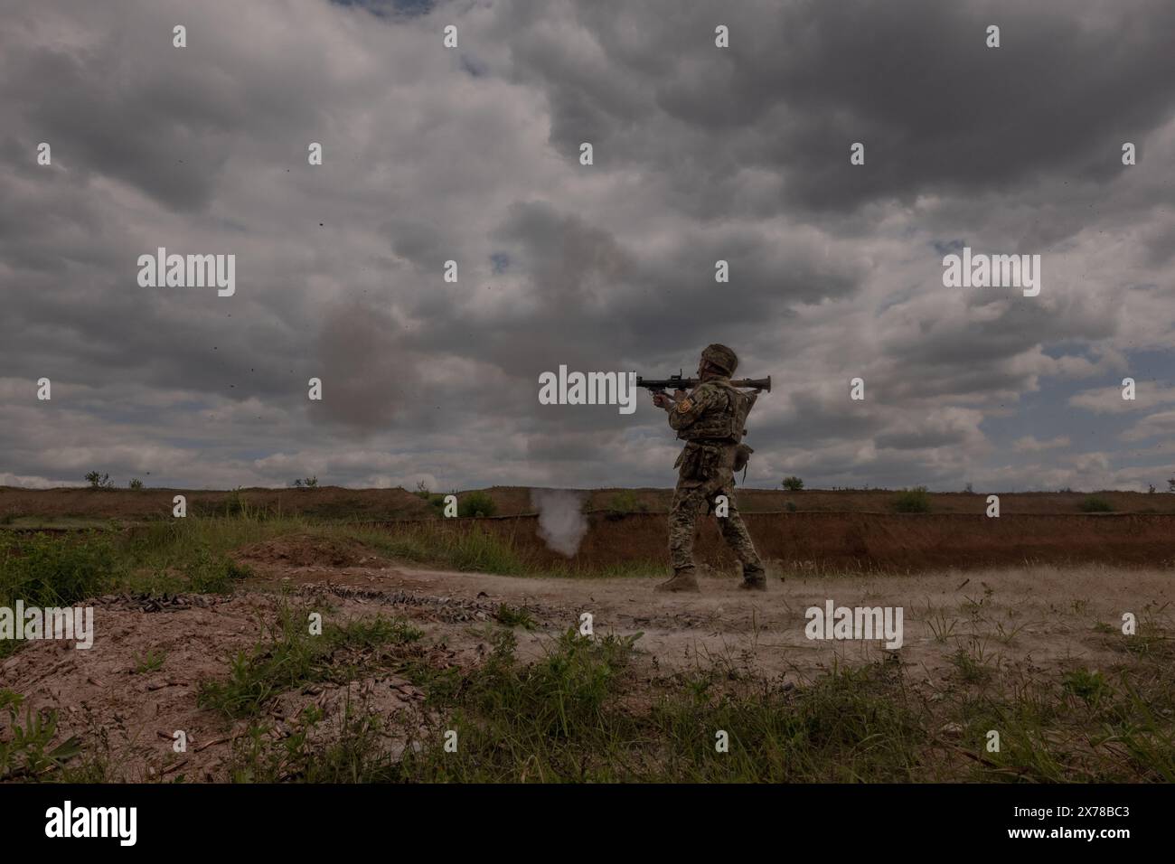 17 maggio 2024: I membri della 22a brigata completano l'addestramento di primo soccorso e artiglieria nella regione di Dontesk in Ucraina. (Credit Image: © Svet Jacqueline/ZUMA Press Wire) SOLO PER USO EDITORIALE! Non per USO commerciale! Foto Stock