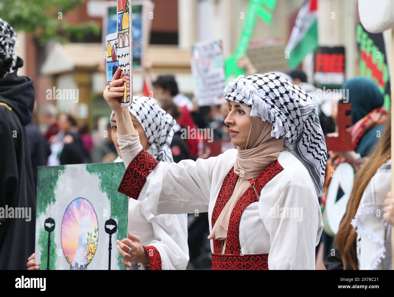 Londra, Regno Unito, 18 maggio 2024. Circa 250 000 persone di ogni ceto sociale e organizzazione hanno marciato nel centro di Londra per chiedere un cessate il fuoco a Gaza nella guerra israeliana di Hamas, e per celebrare i 76 anni della Nakba, o "catastrofe”, quando 750 000 palestinesi sono stati cacciati dalle loro terre d'origine. Molte persone portavano le chiavi che rappresentavano le case che dovevano lasciare e non potevano tornare. Credito : Monica Wells/Alamy Live News Foto Stock