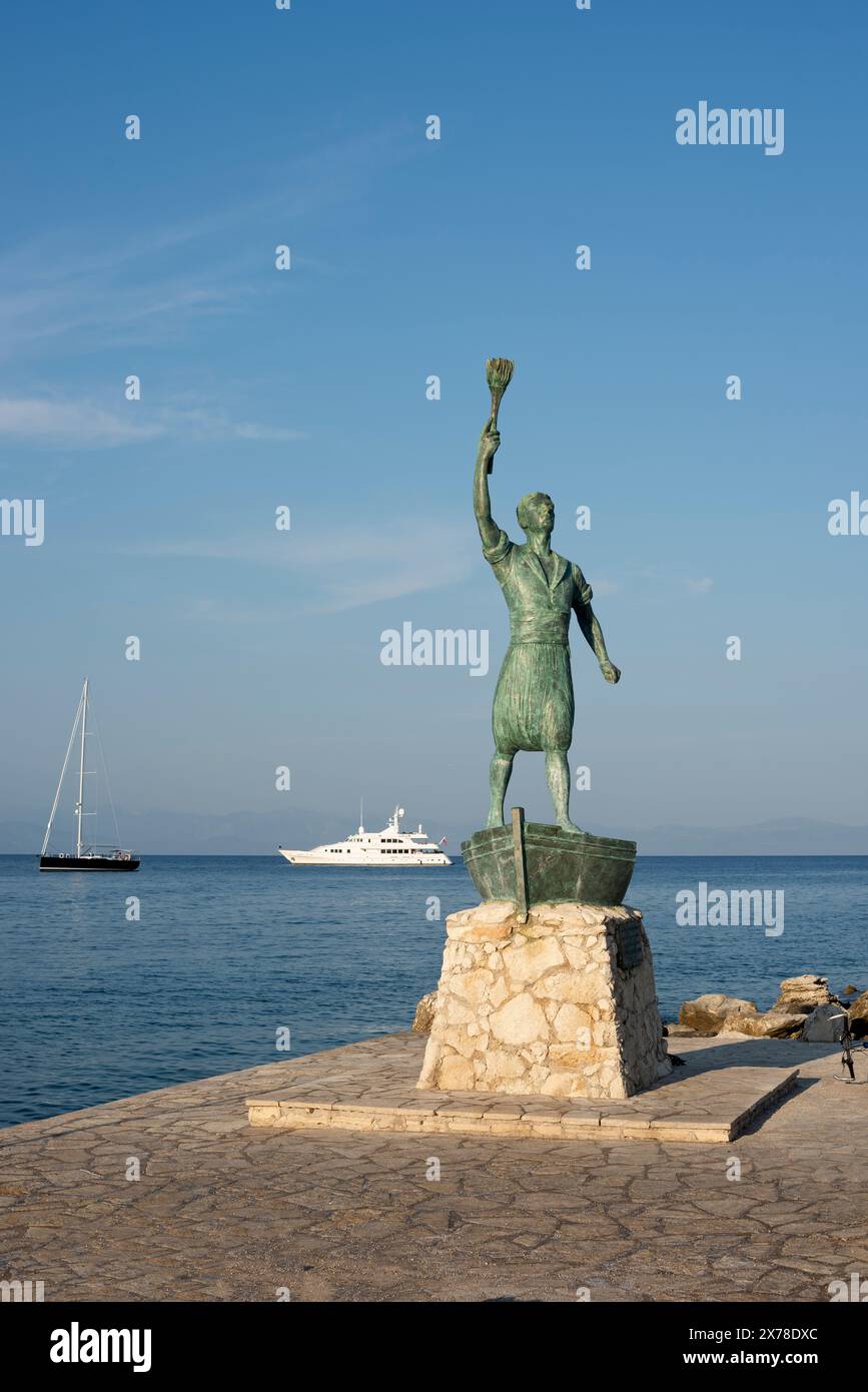 Statua del porto di Gaios sull'isola di Paxos in Grecia, sullo sfondo di barche e barche a vela che navigano nel Mar Mediterraneo, schermo verticale Foto Stock