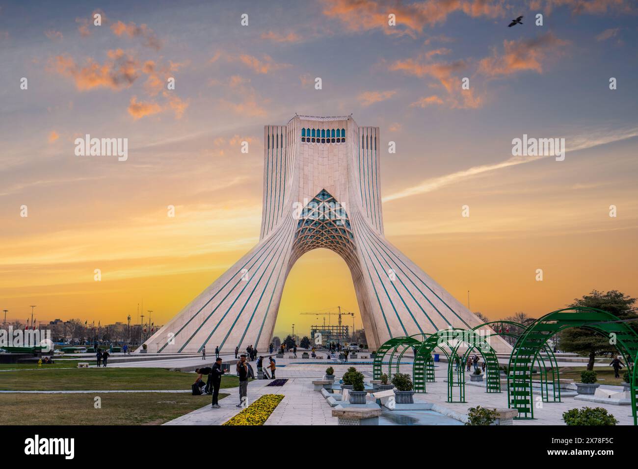 Azadi Towers, Iran - 7 marzo 2024: Al tramonto, la gente del posto si gode una piacevole serata in questo iconico punto di riferimento a Teheran, la capitale dell'Iran. Foto Stock