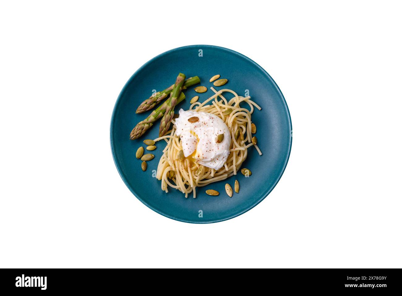 Colazione deliziosa e abbondante, con uova in camicia su pane tostato con formaggio spalmabile, asparagi, sale e spezie su sfondo di cemento scuro Foto Stock